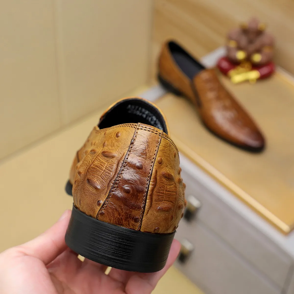 Men's shoes 💰540 💰 Louis Vuitton LV ® Autumn and Winter 🆕 models 🔛Full shoe counter First layer cowhide, 🐂leather lining casual shoes for men, super soft outsole, essential for driving. Counter synchronized original first layer cowhide completely 1:1 mold customization 🌹Top version, 2 colors optional! Number: 38-45 (37.46. Customized)